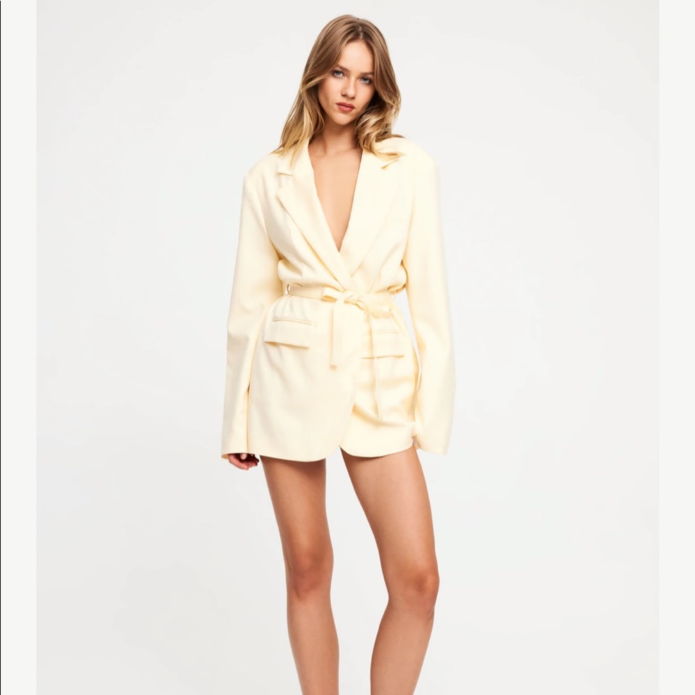 Lioness - Olympia Blazer - Lemon - Size S.  I am 5’10” and 120lbs. Fit me large